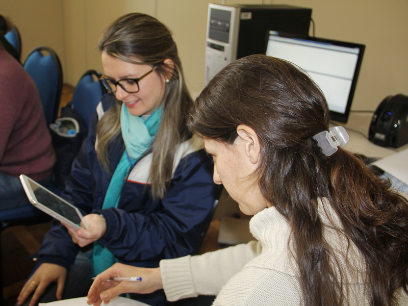 AGENTES COMUNITÁRIOS DE SAÚDE RECEBEM TABLETS 